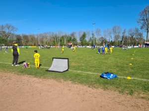 Sonniger Fußballspaß im Eschpark - Blockspieltag der Minikicker