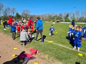 Sonniger Fußballspaß im Eschpark - Blockspieltag der Minikicker