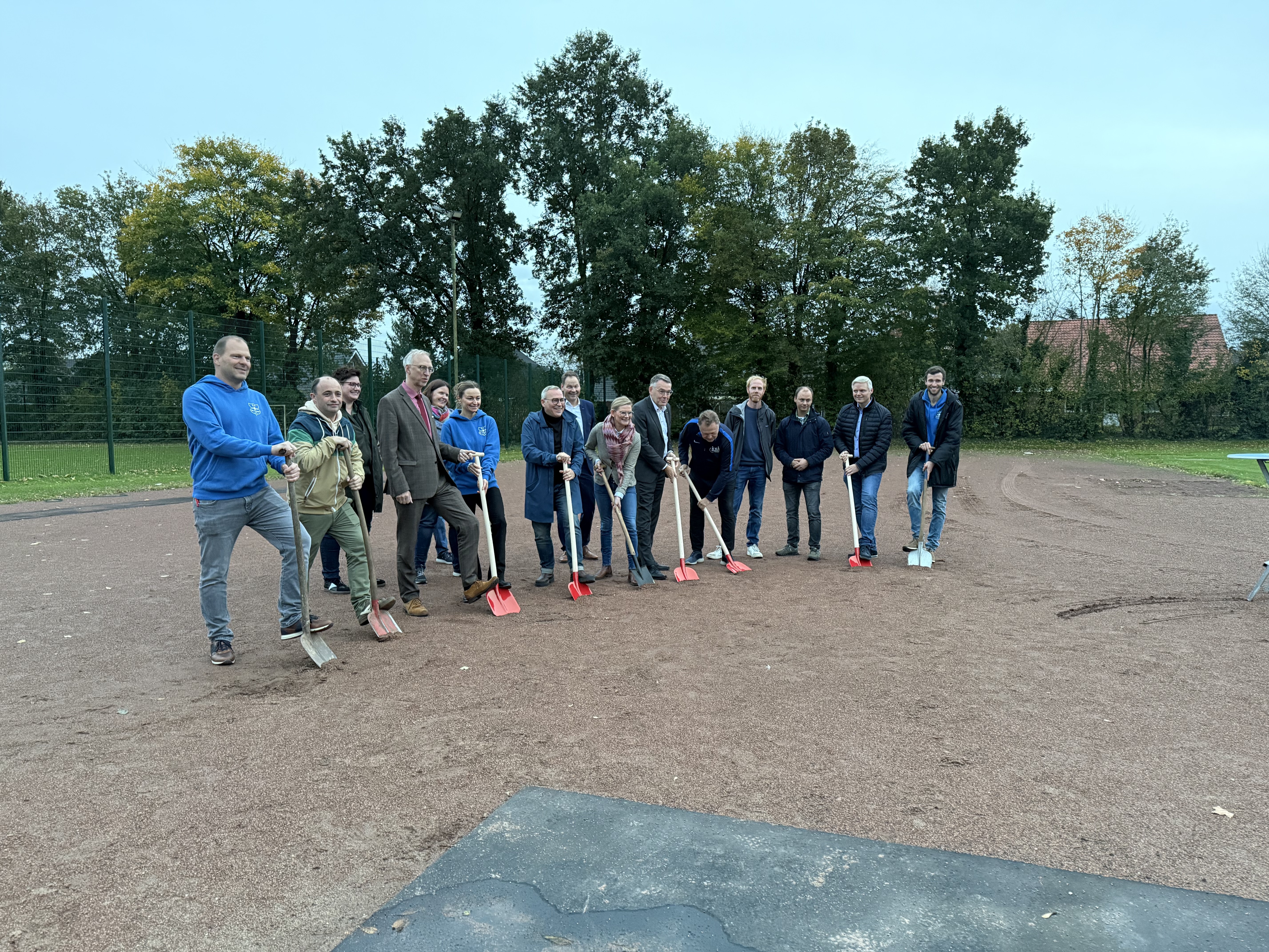 Erster Spatenstich für unsere neue Tartanbahn im Eschpark Groß Hesepe